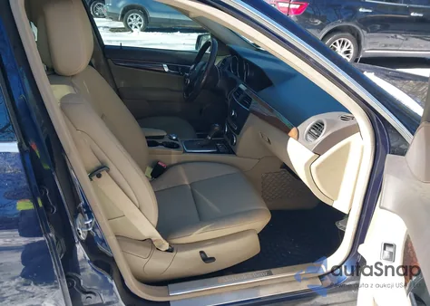 2013 Mercedes-Benz C 300 Luxury 4Matic z USA, uszkodzony, nr VIN WDDGF8AB4DR258735